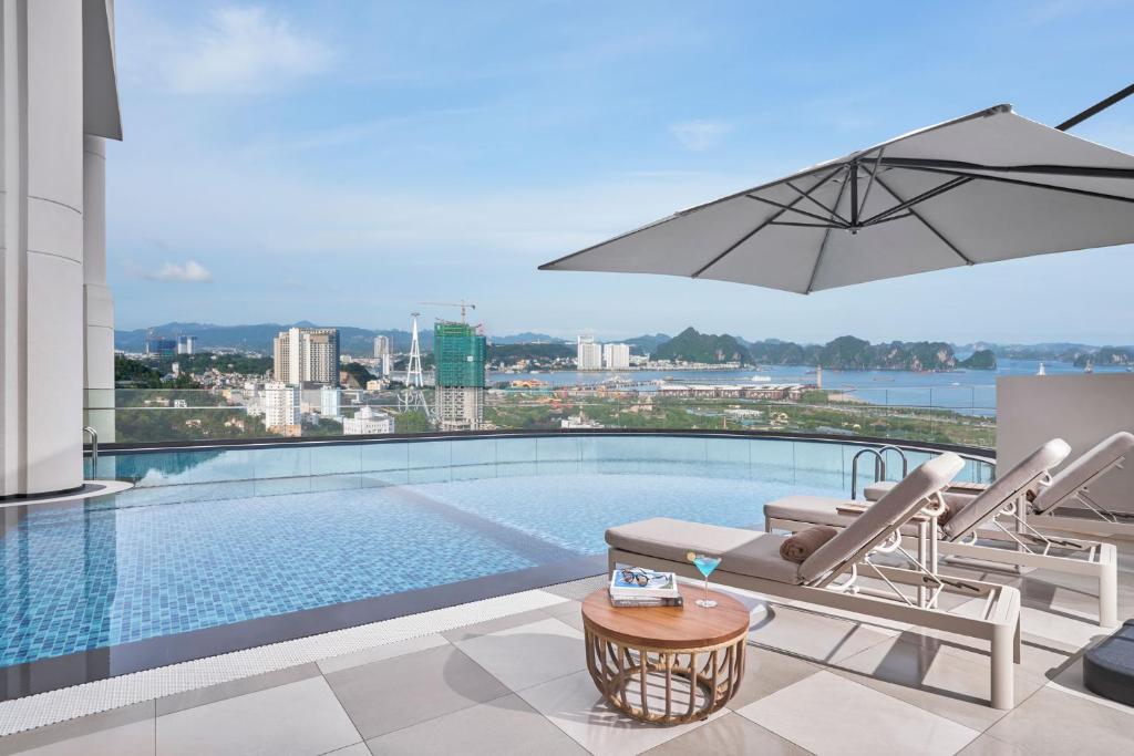 Khách sạn The Yacht Hotel by DC - Ảnh 18