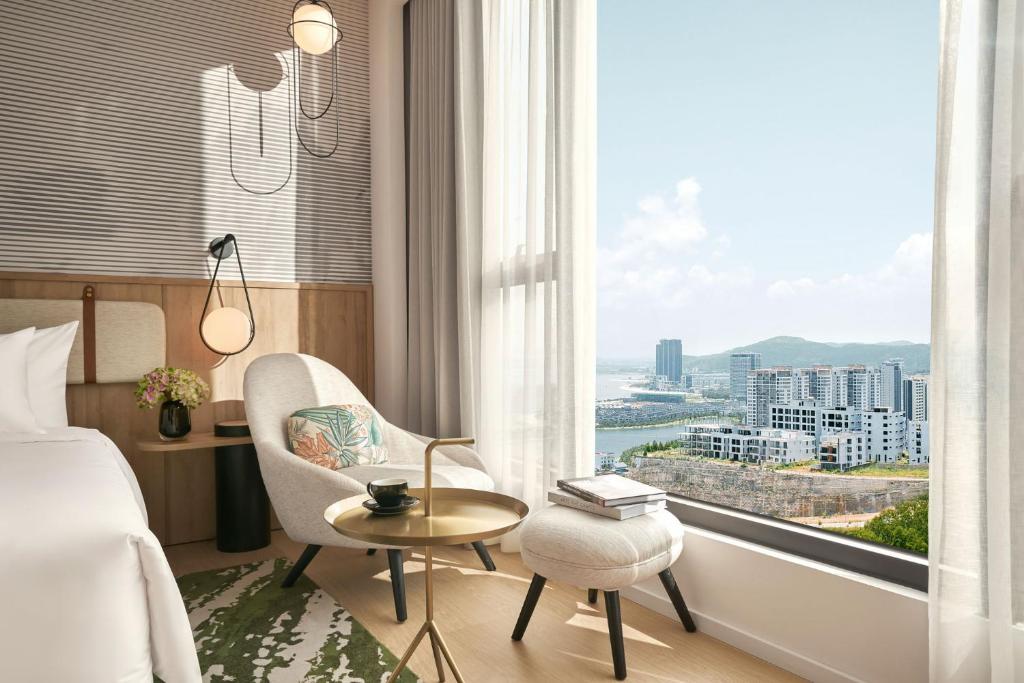 Khách sạn The Yacht Hotel by DC - Ảnh 13
