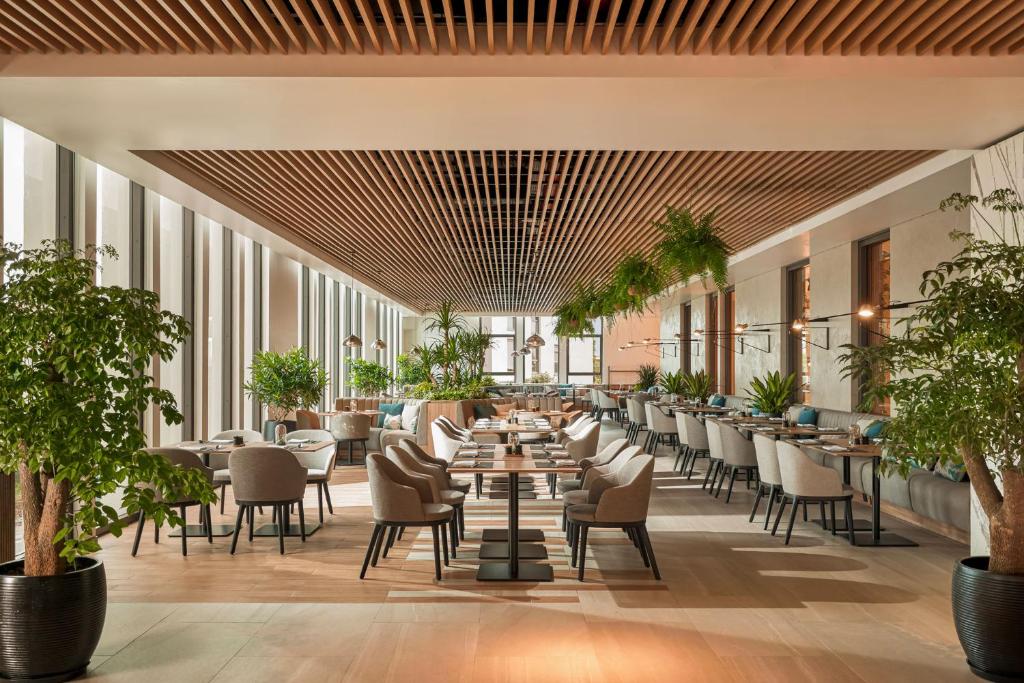 Khách sạn The Yacht Hotel by DC - Ảnh 8
