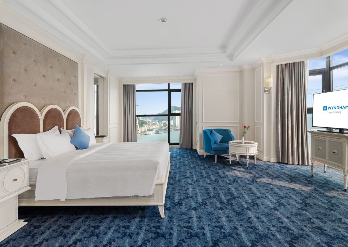 Phòng hướng biển tại Wyndham Legend Ha Long Hotel