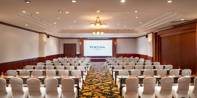Sentosa Nằm trên cùng tầng với Golden Ballroom tuyệt đẹp, Phòng họp Sentosa là không gian sự kiện lớn thứ hai của chúng tôi, rất lý tưởng để tổ chức các cuộc họp, hội nghị và hội thảo lớn.